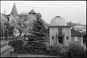 Gebäude und Kuppel der Sternwarte, links das Muesmatt-Schulhaus. Am rechten Bildrand die Uni-Institute an der Baltzerstrasse (Geologie, Zoologie, Pharmazie, erbaut von Otto Rudolf Salvisberg)