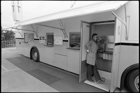 Mobiles Postbüro mit Postschaltern und Telefonkabine