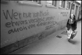 Frau mit Musikinstrument auf dem Weg ins Konservatorium
