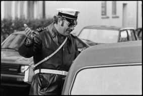 Polizist im Gespräch mit Automobilist