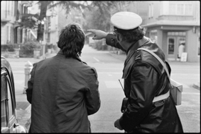 Polizist im Gespräch mit Automobilist