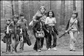 Zwei Leiterinnen mit einer Gruppe «Wölfli»