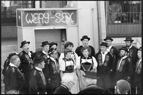 Trachten-Chor beim Singen vor dem Sex-Shop «Wery-Sex»