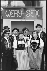 Trachten-Chor beim Singen vor dem Sex-Shop «Wery-Sex»