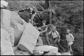 Gruppenfoto mit Sandsteinblöcken
