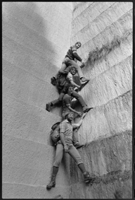 Menschenpyramide im Sandsteinbruch