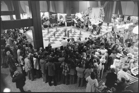 Menschanansammlung um essbares Schachbrett, aus Anlass des 3. Geburtstages des Einkaufszentrums «Shoppyland»