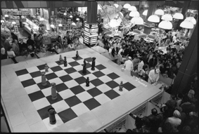 Menschanansammlung um essbares Schachbrett, aus Anlass des 3. Geburtstages des Einkaufszentrums «Shoppyland»