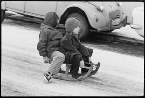 Kinder mit Schlitten auf dem Schlittelweg an der Sahlistrasse