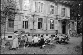 Freunde beim Essen im Garten vor der Villa Stucki