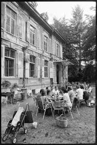 Freunde beim Essen im Garten vor der Villa Stucki