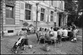 Freunde beim Essen im Garten vor der Villa Stucki