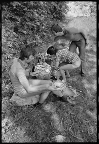 Picknick mit Zopf, Eiern, Chips, Büchsenspargeln, Mayonnaise, Gewürzen, etc.