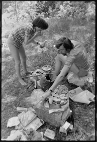 Picknick mit Zopf, Eiern, Chips, Büchsenspargeln, Mayonnaise, Gewürzen, etc.