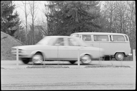 VW-Bus neben Radarkasten, vorbeifahrendes Auto