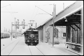 Lokomotive und Bahnhofgebäude
