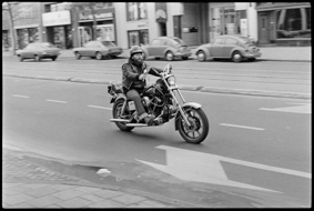 Porträt eines Motorradfahrers in Fahrt