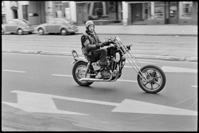 Porträt eines Motorradfahrers in Fahrt