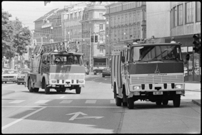 Zwei Feuerwehrautos über den Bubenbergplatz fahrend
