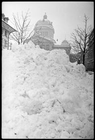 Schneeräumung auf dem Bärenplatz: Schneehaufen vor dem Bundeshaus