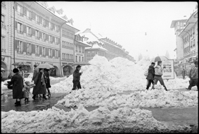 Schneeräumung in der Innenstadt: Passanten neben Schneehaufen auf dem Waisenhausplatz, rechts im Bild der Holländerturm