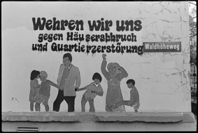 Graffiti an Hauswand: Protest gegen geplanten Häuserabbruch am Waldhöheweg