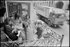Erwachsene und Kinder beim Eierfärben auf kleiner Terrasse vor dem Haus Gerechtigkeitsgasse 15, gegenüber der Einrichtungsladen von Teo Jakob