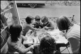 Erwachsene und Kinder beim Eierfärben auf kleiner Terrasse an der Gerechtigkeitsgasse