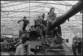 Kinder auf einem Panzer 68 in einer Ausstellungshalle der BEA