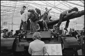 Kinder auf einem Panzer 68 in einer Ausstellungshalle der BEA