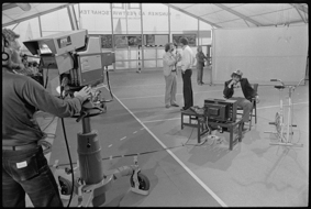 Moderator Walter Däpp im Gespräch mit Handball-Nationalcoach Pero Janjic, links ein Kameramann mit Kamera der ETS (Eidg. Turn- und Sportschule)