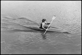 Kanufahrerin auf der Aare