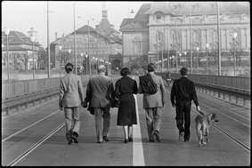 Fünf Personen auf der Fahrbahn der Brücke in Richtung Casino marschierend