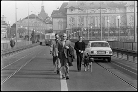 Fünf Personen in der Strassenmitte der Brücke in Richtung Kirchenfeld marschierend