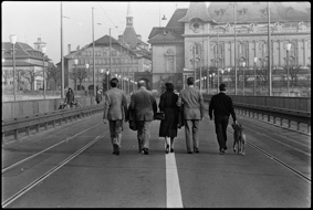 Fünf Personen auf der Fahrbahn der Brücke in Richtung Casino marschierend