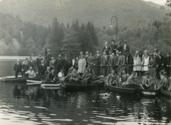 Mitglieder des Schweizer Photographen Vereins bei einem Steg, auf einem Ausflug anlässlich der Generalversammlung von 1930 in Aarau