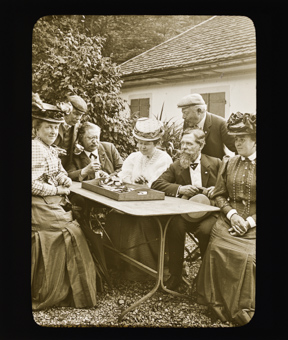 Mitbegründer des Schweizer Photographen Vereins bei einer Versammlung, Jules Rouge (3. v. l.)