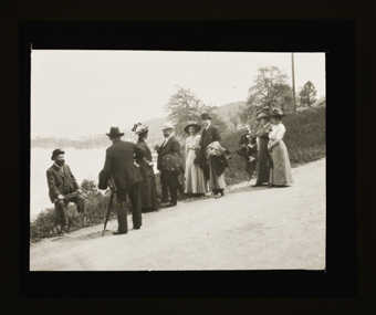 Mitbegründer des Schweizer Photographen Vereins bei einem Spaziergang an einem See