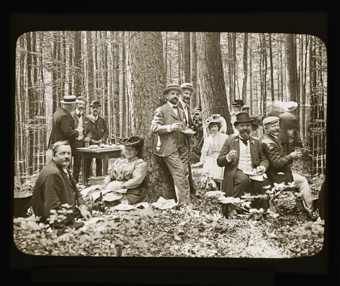 Mitglieder des Schweizer Photographen Vereins bei einem Picknick im Wald