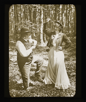 Zwei Mitglieder des Schweizer Photographen Vereins bei einem Picknick im Wald
