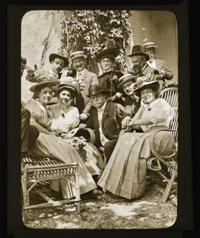 Mitglieder des Schweizer Photographen Vereins posieren für ein Gruppenfoto vor einem Haus