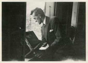 Ein Fotograf fotografiert aus einem Fenster des Gasthauses Bären (Ort unbekannt) die Mitglieder des Schweizer Photographen Vereins, anlässlich der Generalversammlung von 1931 in Bern
