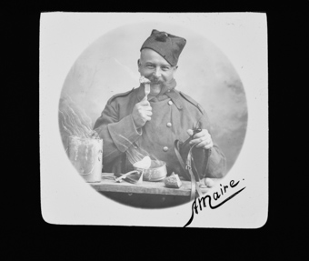 Porträt eines Soldaten beim Essen