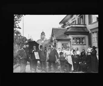 Gruppenfoto von Mitgliedern des Schweizer Photographen Vereins vor einem Haus