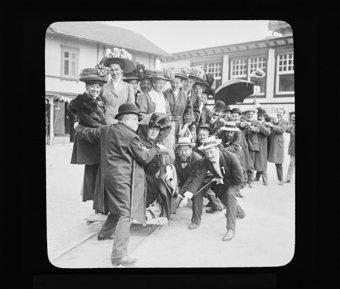 Gruppenfoto von Mitgliedern des Schweizer Photographen Vereins auf einem Platz