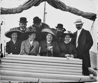 Gruppenfoto von Mitgliedern des Schweizer Photographen Vereins auf einem Schiff