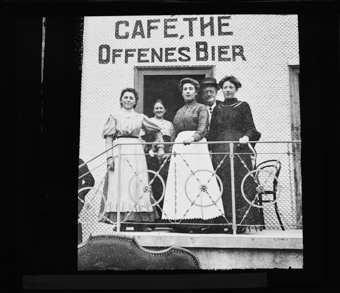 Mitglieder des Schweizer Photographen Vereins bei einem Kaffee