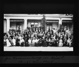 Mitglieder des Schweizer Photographen Vereins posieren für ein Gruppenfoto vor einem Hotel, anlässlich der Generalversammlung von 1905 ub Zürich