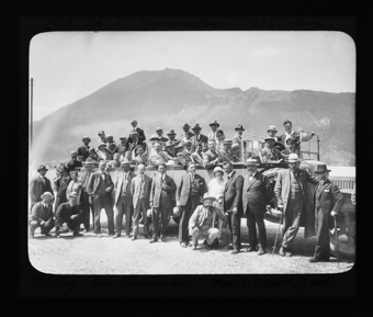 Mitglieder des Schweizer Photographen Vereins posieren für ein Gruppenfoto am Ägerisee, anlässlich der Generalversammlung von 1925 in Zug