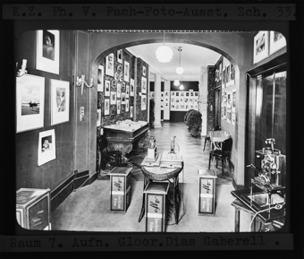 Raum 7 der Ausstellung «Fach-Foto» von 1933 in Zürich